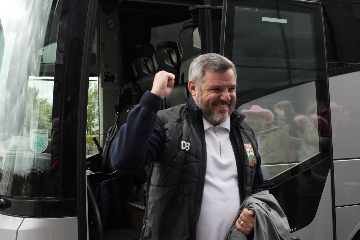 Your champions have arrived! 🏆

#BarnetFC🐝
