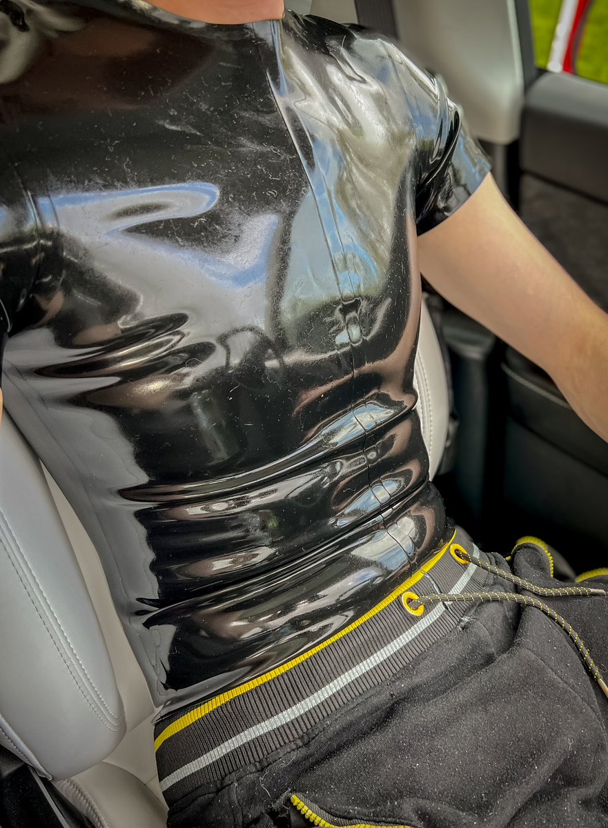 I randomly had the urge to get into latex out of nowhere.. so I put it on in the back of my car and drove halfway across the county~ crossing that one off the bucket list! And honestly looking forward to doing it again In the near future! 🖤💙🖤