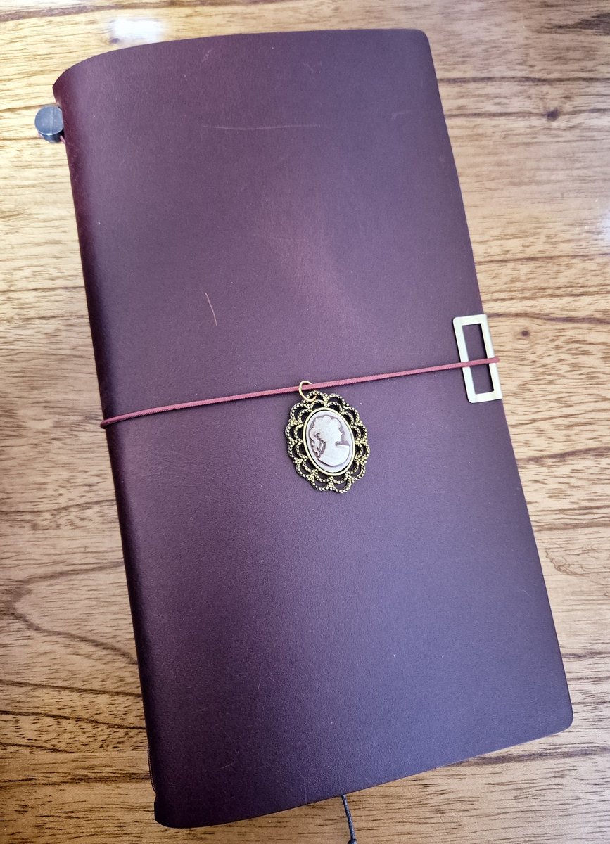 옛날에 집게 만들어보겠다고 샀던재료 트노에 완전 찰떡이였어. 잘했다 과거의 나!
집게는..하나도 못만들었지만🥲
근데 이번 트노는 가죽이 연한느낌?
고무줄자국 좀 심하게 났길래 인덱스클립 바로 끼움.