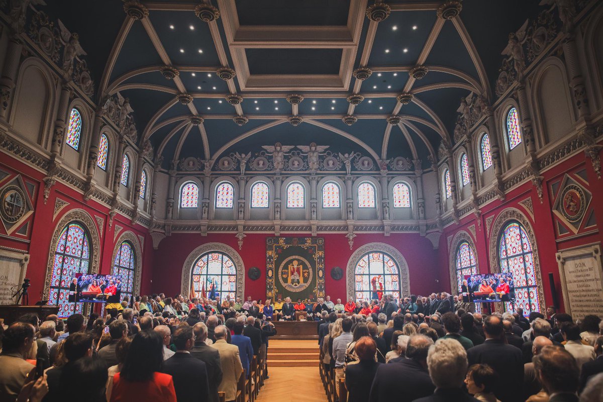 Hoy <a href="/RosaBoles1/">Rosa Bolea</a> se ha convertido en la primera rectora de <a href="/unizar/">Universidad Zaragoza</a> en más de cinco siglos.

Lo hace en un momento donde el papel de las universidades es fundamental para defender los valores que nos representan como sociedad. Y que ella lo va a hacer de una forma magnífica.