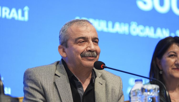 Barışa adanmış bir ömrün Kürdistan Bölgesi siyasetine yansımaları
Barış ve Demokrasi Şehidi Sırrı Süreyya Önder için yayınlanan mesajlar, onun yalnızca Türkiye siyasetinde değil, halklar arası barış ve dostluk için verdiği evrensel mücadelenin de simgesi olduğunu bir ortaya koydu