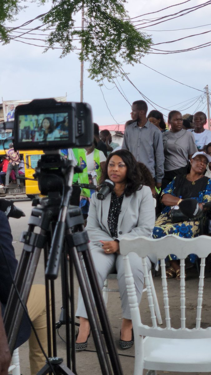 J’ai été en émission publique à Bumbu pour aborder plusieurs sujets d'actualité (l’état d’avancement des travaux routiers, la gestion des déchets par la Commune, les délestages intempestifs, ...) avec la population
Merci à TopCongo et le Conseil de la jeunesse de l’avoir organisé