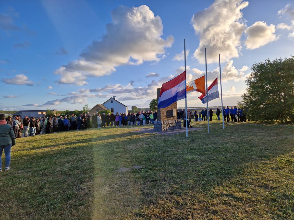 Gisteravond een mooie, serene dodenherdenking te #Biervliet #Zeevla bij het landingsmonument in de #paulinapolder <a href="/Gem_Terneuzen/">Gemeente Terneuzen</a> <a href="/provzeeland/">Provincie Zeeland</a> meer dan 80 jaar geleden bevrijd door de Canadese militairen. Unieke historische locatie. Eeuwig zonde als dit weg moet voor industrie!