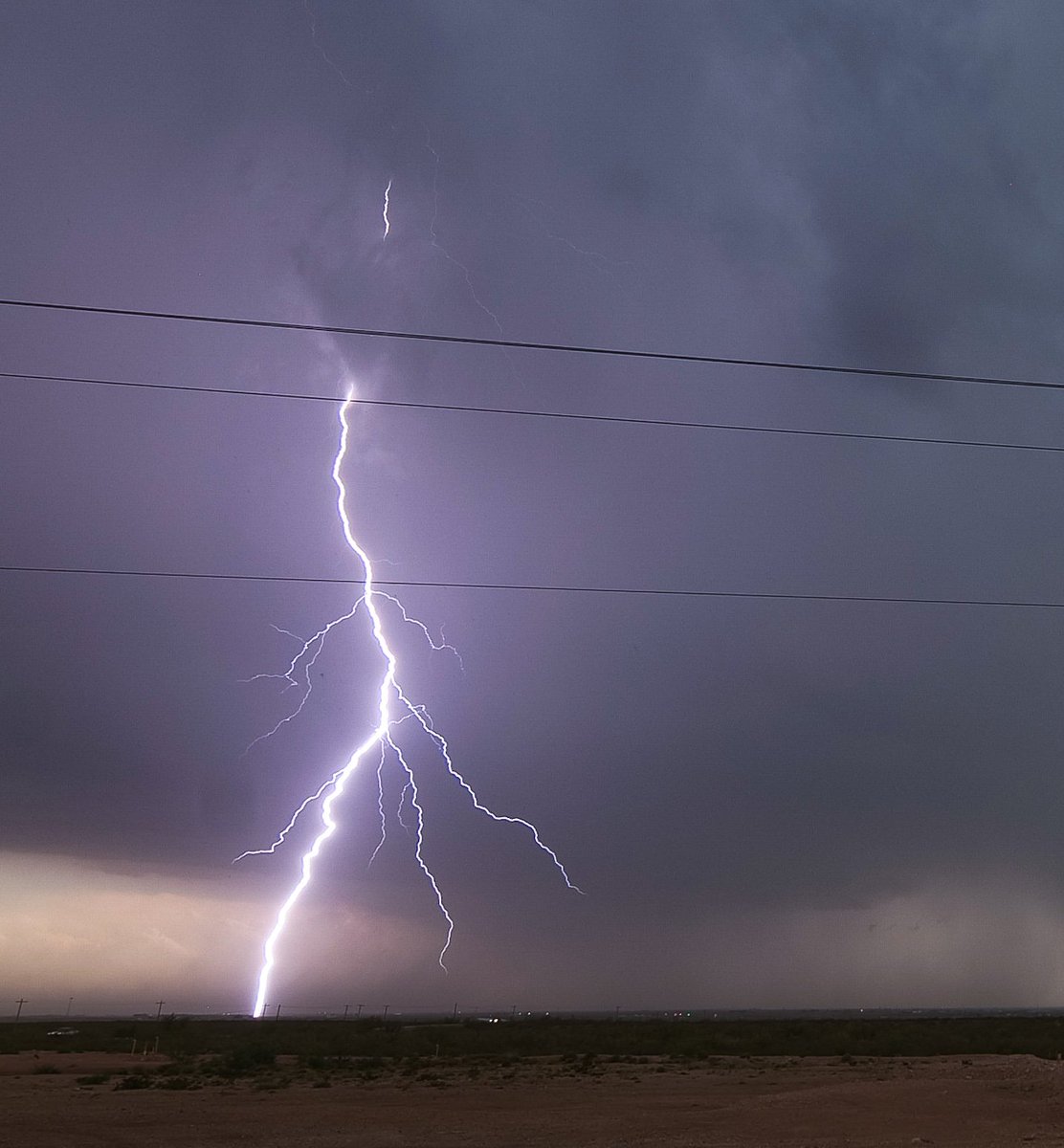 Petit air sec à Hobbs, le machin s'imprime dans ta rétine tellement il est gras #foudre #txwx
