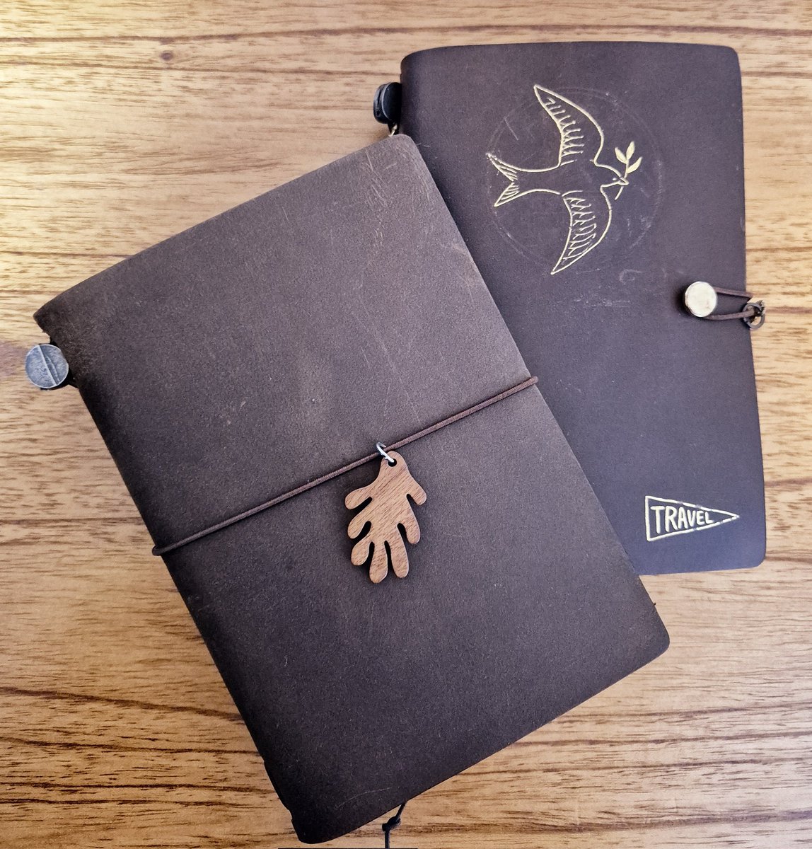 패포 브라운 하나더 샀음.
기존에 개조한 트노는 캐럿발랐더니 가죽느낌이 확달라져서 (감촉은 매우 좋음.)빈티지한느낌으로 쓸려고 하나더 샀다. 스크랩용으로 쓰는중. 색깔이 좀더 진해졌음 좋겠지만..