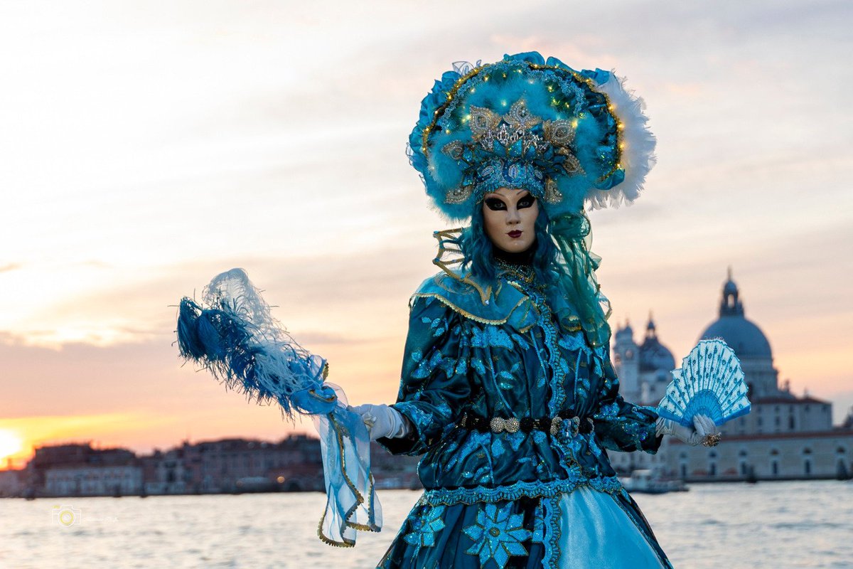 🔴 𝗪𝗘𝗘𝗞-𝗘𝗡𝗗 𝗖𝗔𝗥𝗡𝗔𝗩𝗔𝗟 𝗩𝗘𝗡𝗜𝗧𝗜𝗘𝗡 🎭 | Les 10 &amp; 11 mai, #Valencay se transforme en petite #Venise de l’Indre ! ♥️

120 personnes en costume déambuleront dans le château et son parc durant la journée, avec en point d’orgue un grand cortège à 15h ! 💃
