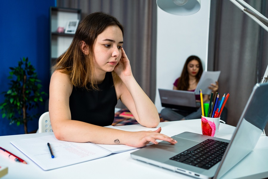 Üniversite dönemim uzadı ve vizelerine çalışırken odaklanmam gerekiyordu ama yurt koridorlarında ve odalarda sürekli bir gürültü vardı
Uyumak zor ders çalışmak imkansız
Sabaha kadar kız arkdaşlarıyla konuşanlar, CS:GO oynarken bağıranlar derken çıldırmak üzereydim
Ve en sonunda