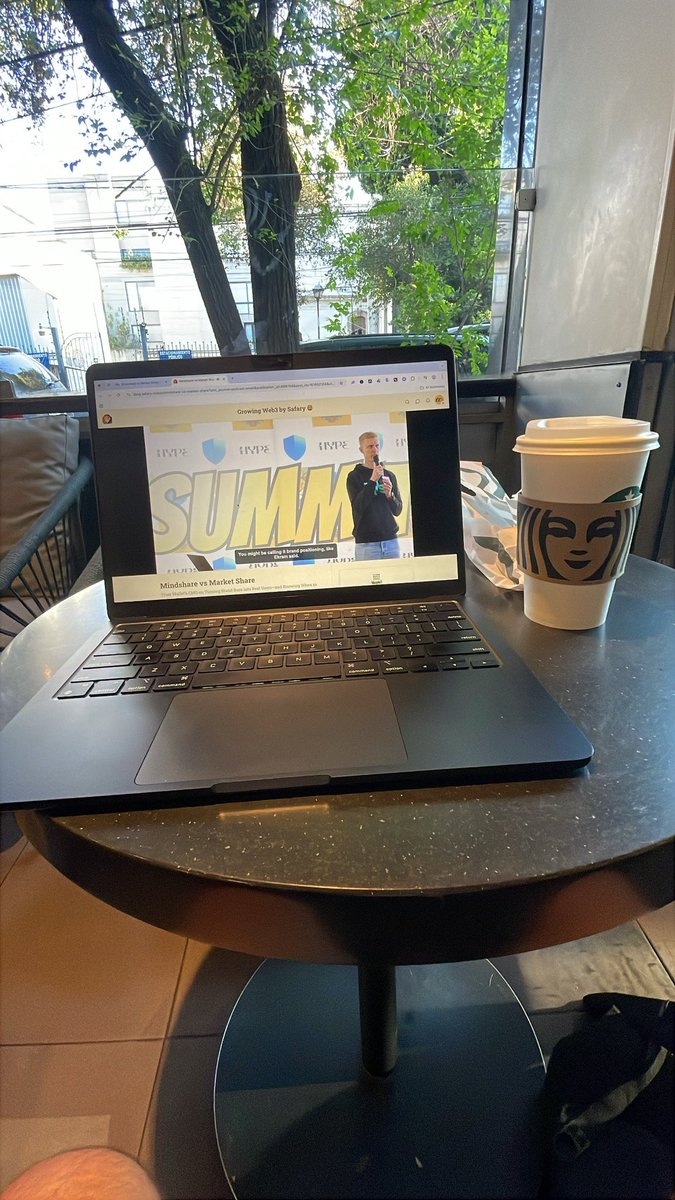 Creative + learning focus mode.
Every early morning, same setup: laptop, coffee, curiosity.
Grateful to be in Roma Norte 🇲🇽 this week.