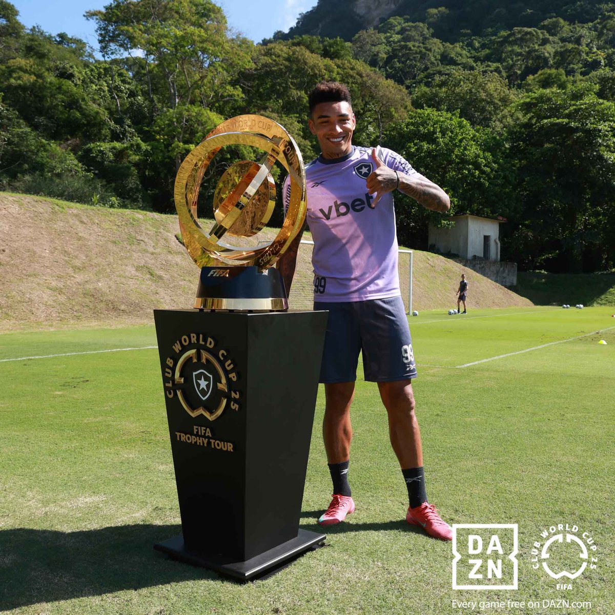 FIFACF's tweet photo. When @Botafogo hosted the #FIFACWC Trophy Tour. 🏆

#TakeItToTheWorld