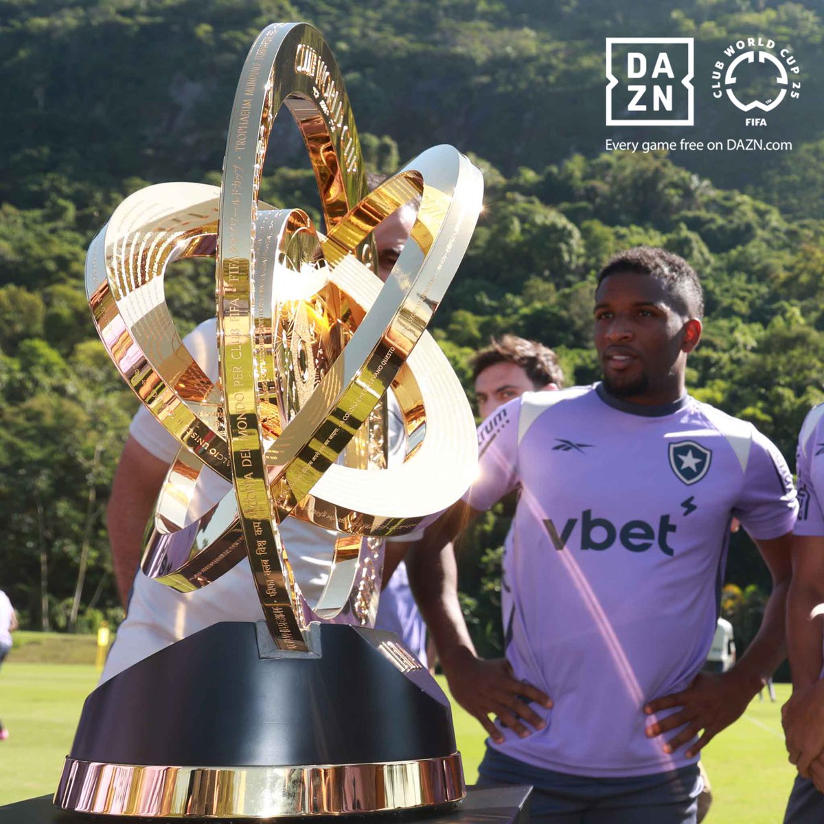 FIFACF's tweet photo. When @Botafogo hosted the #FIFACWC Trophy Tour. 🏆

#TakeItToTheWorld
