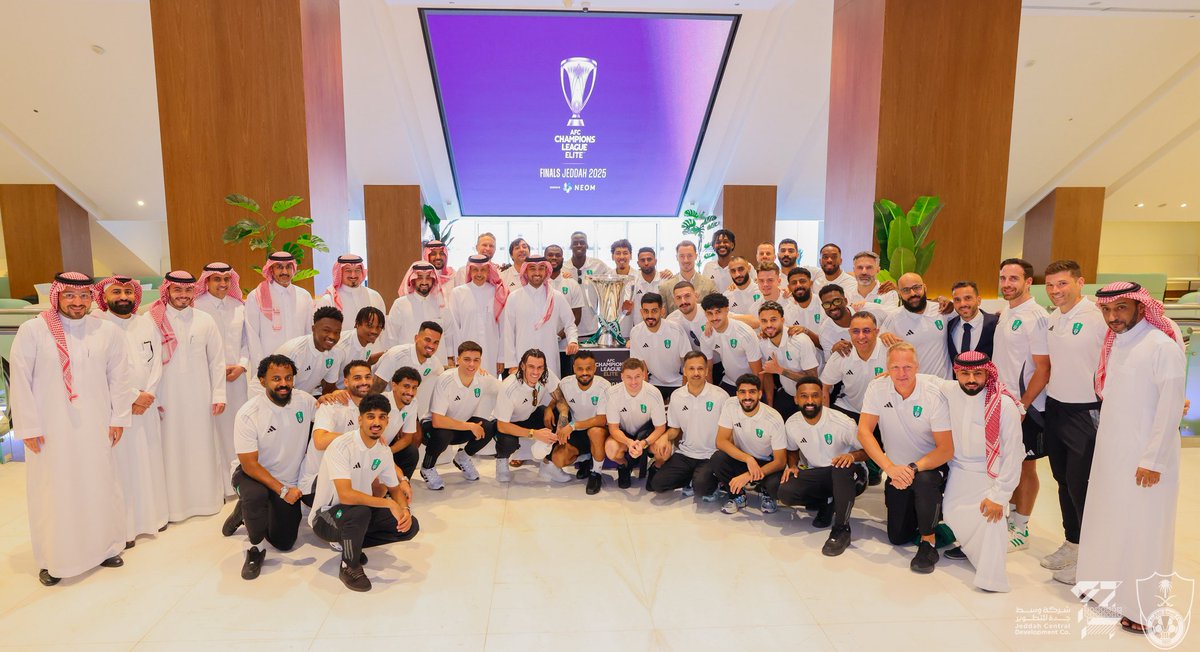 ALAHLI_FC's tweet image. أبطال قارة آسيا حضروا بالذهب 💚🏆

زار الفريقُ الأول لكرة القدم بالنادي الأهلي صاحبَ السموّ الملكي الأمير عبدالعزيز بن تركي الفيصل، وزير الرياضة, وقدّموا له كأس دوري أبطال آسيا للنخبة 2024–2025، احتفاءً بدعمه المتواصل لرياضة الوطن.

#دوري_أبطال_آسيا_للنخبة 
#الأهلي_بطل_آسيا…