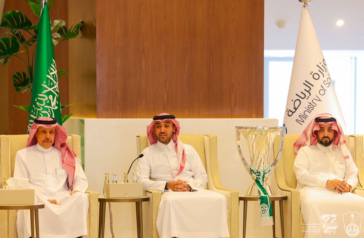 ALAHLI_FC's tweet image. أبطال قارة آسيا حضروا بالذهب 💚🏆

زار الفريقُ الأول لكرة القدم بالنادي الأهلي صاحبَ السموّ الملكي الأمير عبدالعزيز بن تركي الفيصل، وزير الرياضة, وقدّموا له كأس دوري أبطال آسيا للنخبة 2024–2025، احتفاءً بدعمه المتواصل لرياضة الوطن.

#دوري_أبطال_آسيا_للنخبة 
#الأهلي_بطل_آسيا…