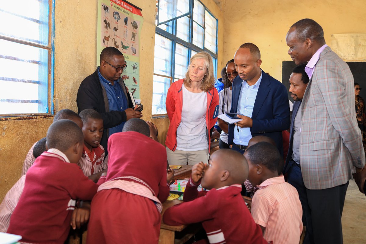 🇬🇧 Special Envoy Tiffany Sadler visited students and local officials today at École Primaire Gakenke in #Rwanda's Northern Province.

The #UK's LIFT programme supports catch-up education classes and health clubs for #Rwandan students, helping build vital life skills for all.