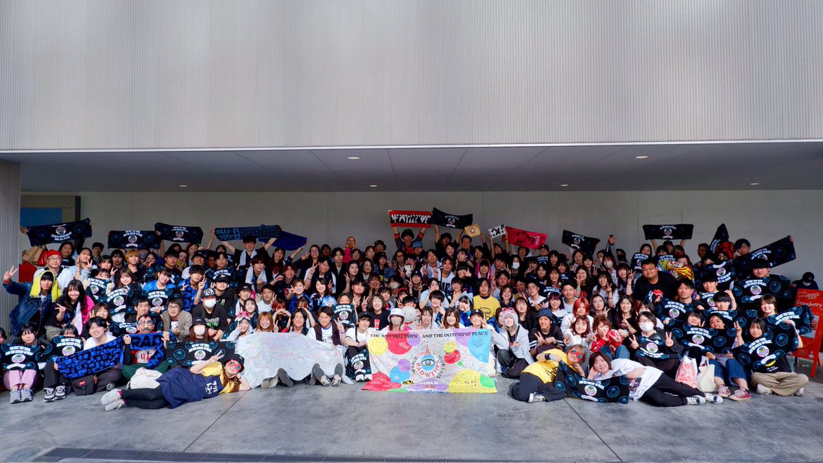 #風乃進撃
 #横浜公演🔥
RED好き集合写真は全体の集合写真の後15:30ぐらいに撮ります！

場所:会場の1階はグッズ、キッチンカーが有ると予想されます、2階で撮りたいと思います！

3枚目の様に他の界隈も集合写真撮れてるので大丈夫だと思いますが、変更があったら当日告知します！
 #redrice