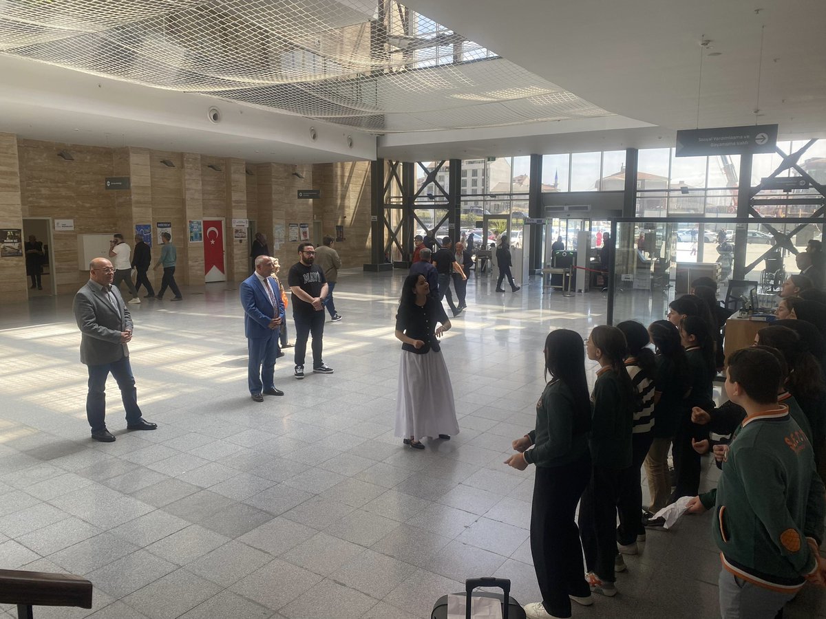 İstanbul Valiliğimiz himayesinde yürütülen “Enstrümansız Okul Kalmasın” Projesi kapsamında, Şehit Er Tuncay Türken Ortaokulu öğrencilerimiz hazırladıkları koro gösterisini sundular.