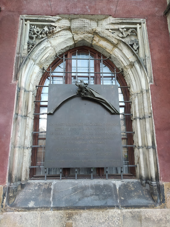 🕯️🕯️🕯️

Pamětní deska bojovníků pražského povstání na východní straně Staroměstské radnice v Praze.
