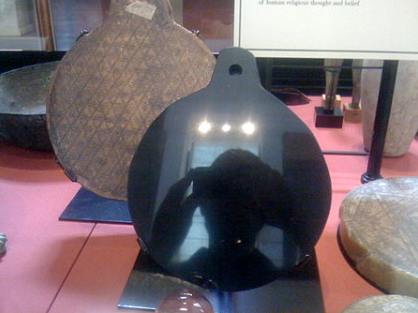 NiftyBuckles's tweet photo. ✨🔮 #MythologyMonday takes a reflective turn, let’s talk "Aztec Mirrors!" 🌑
Did you know Dr. John Dee, Queen Elizabeth I’s advisor & legendary occultist, used an "Aztec obsidian mirror" for scrying?
He practiced #Catoptromancy 🪩
🪞These volcanic glass mirrors, crafted by Mesoamerican artisans, were believed to open portals to hidden spiritual realms—worlds you could see, but never touch.
Dee’s enigmatic mirror can be seen at the British Museum today. #JohnDee 🧙♂️
🪩Victorian mystics brought scrying back into vogue, using crystal balls & mirrors to divine visions—often appearing in a swirling mist as the sun reached its northern decline.
Aztec mirrors: ancient tech for glimpsing the beyond! 🌋👁️ #EnglishFolklore 🏴
#FolkMagic #Mirrors #History #Scrying