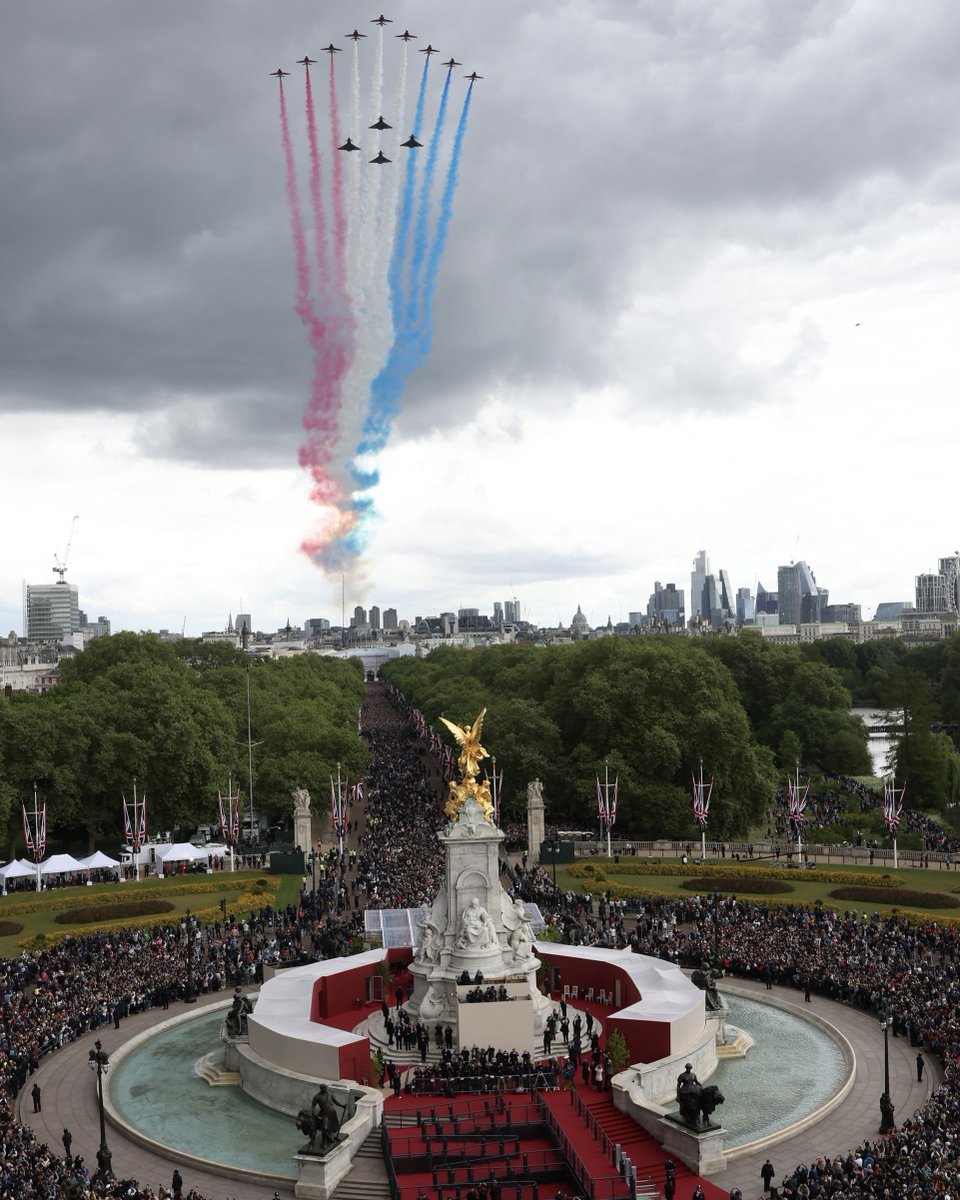 DefenceHQ's tweet photo. As crowds lined The Mall, the deep, unmistakable drone of the Lancaster bomber swept over London. A tribute to the heroes of the Second World War.

The #VEDay80 flypast was a moving salute to all those who served. A reminder that their spirit lives on in the Armed Forces today. https://t.co/qR8bfCSvWW
