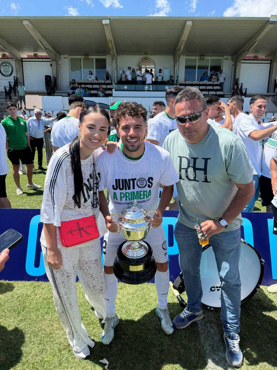 Dos años seguidos siendo campeones. Este grupo creyó y lo hizo. No me despertéis nunca de este sueño. TORREMOLINOS ES DE 1RFEF 😭🏆 🏆<a href="/JTorremolinosCF/">Juventud Torremolinos CF</a>