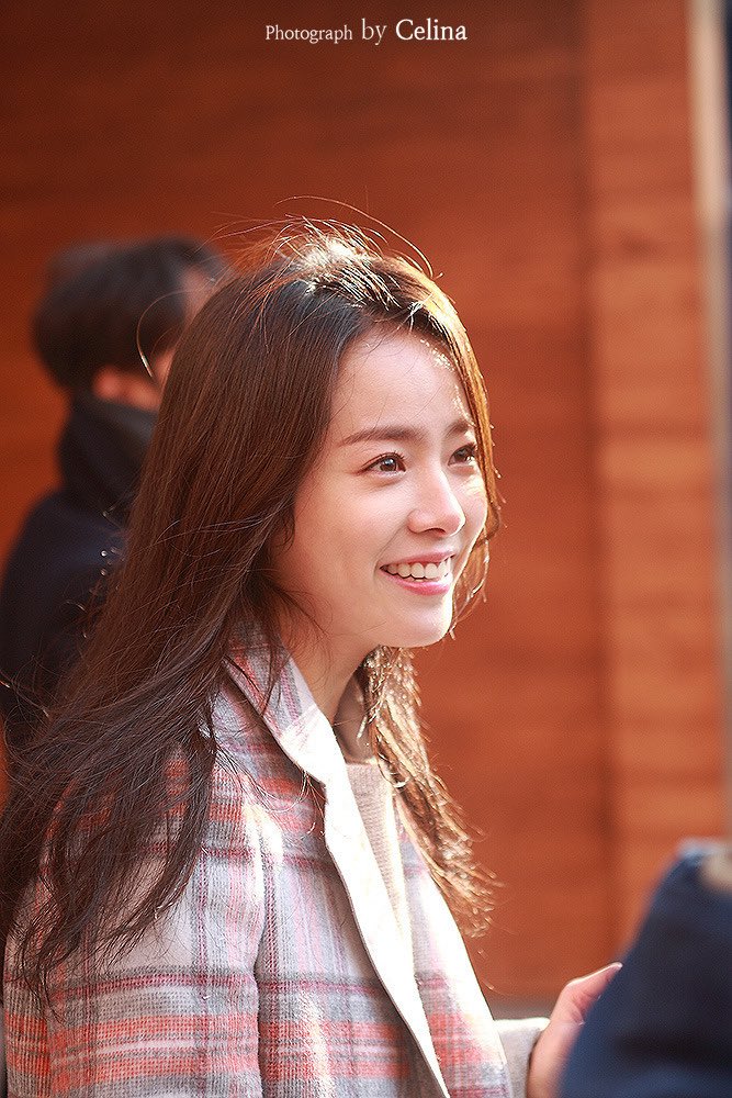 많이 늦었지만 토요일 모금행사 지민웅니 ㄹㅇ 레전드 얼굴이엇음 ㅠㅠ 갈발도 잘어울리고 완전 예전 이 날 생각낫자누.... 한지민 이때랑 10년이 있는데 머가 달라진거냐고요