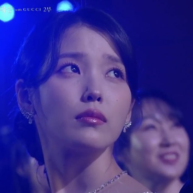 leejiweuns's tweet photo. IU looks like this just while breathing, not even doing anything. She's as gorgeous as ever 😭 https://t.co/BBBwcYDZ86