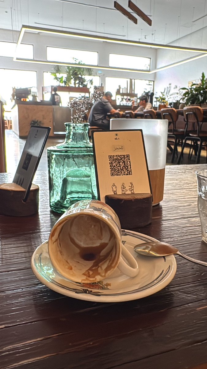 قيل في القهوة : ☕️
"اليا شربتوها وانتم مساكين 
صرتوا الدّهاة الي تحل القضايا " .

#شفق