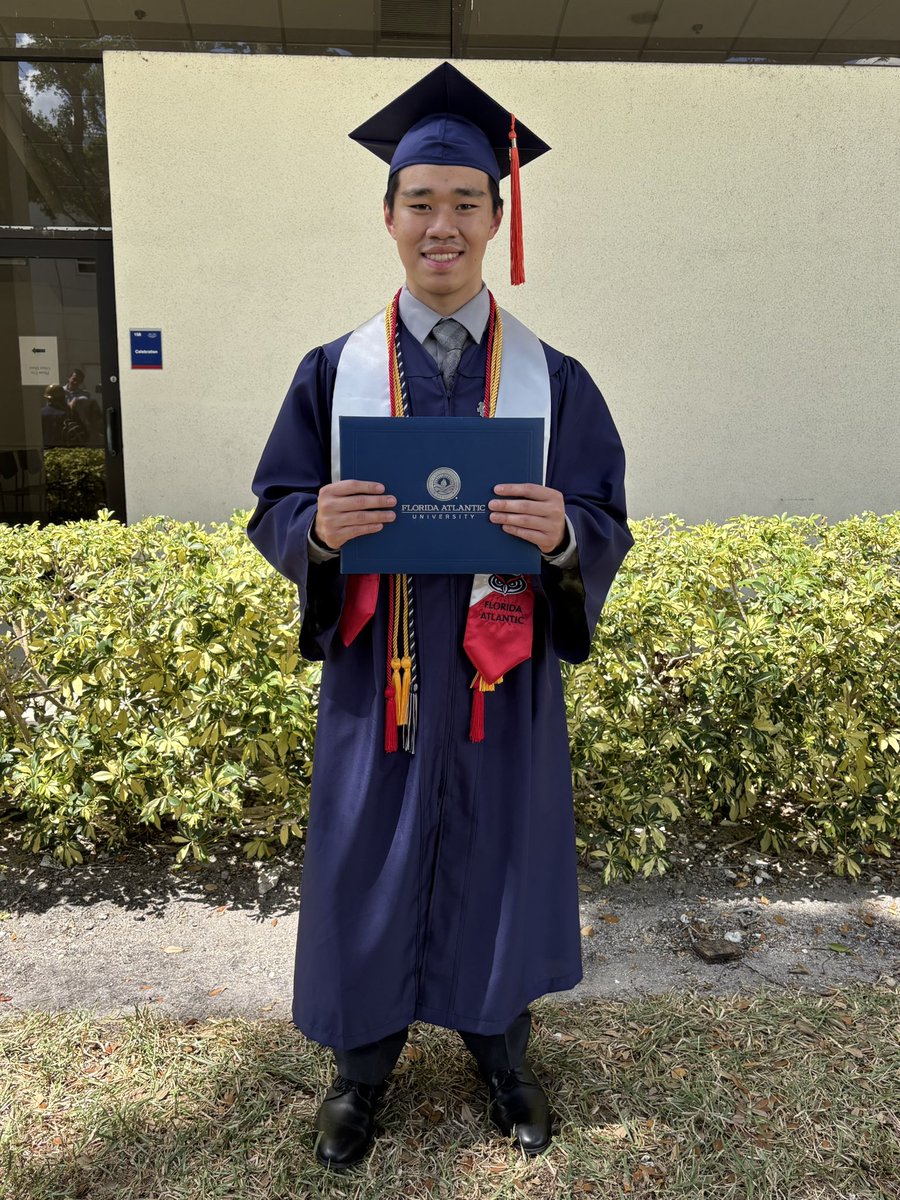 Lalahon459's tweet image. So very proud of my baby boy!! College Graduation Day. 
🙏🏼👨🏻‍🎓💙🦉#FAUgrad #BADegree #SummaCumLaude
