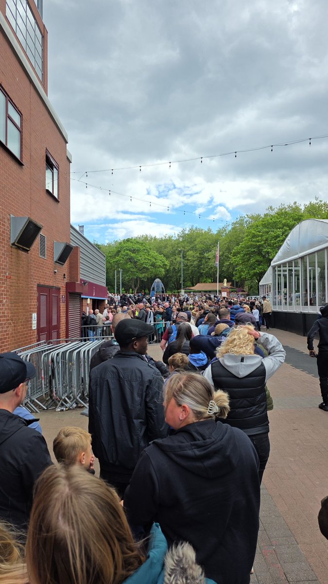 thebeavlay's tweet photo. @johntownley11 Still a big queue to get in John outside the trinity https://t.co/3e9EYl1E83