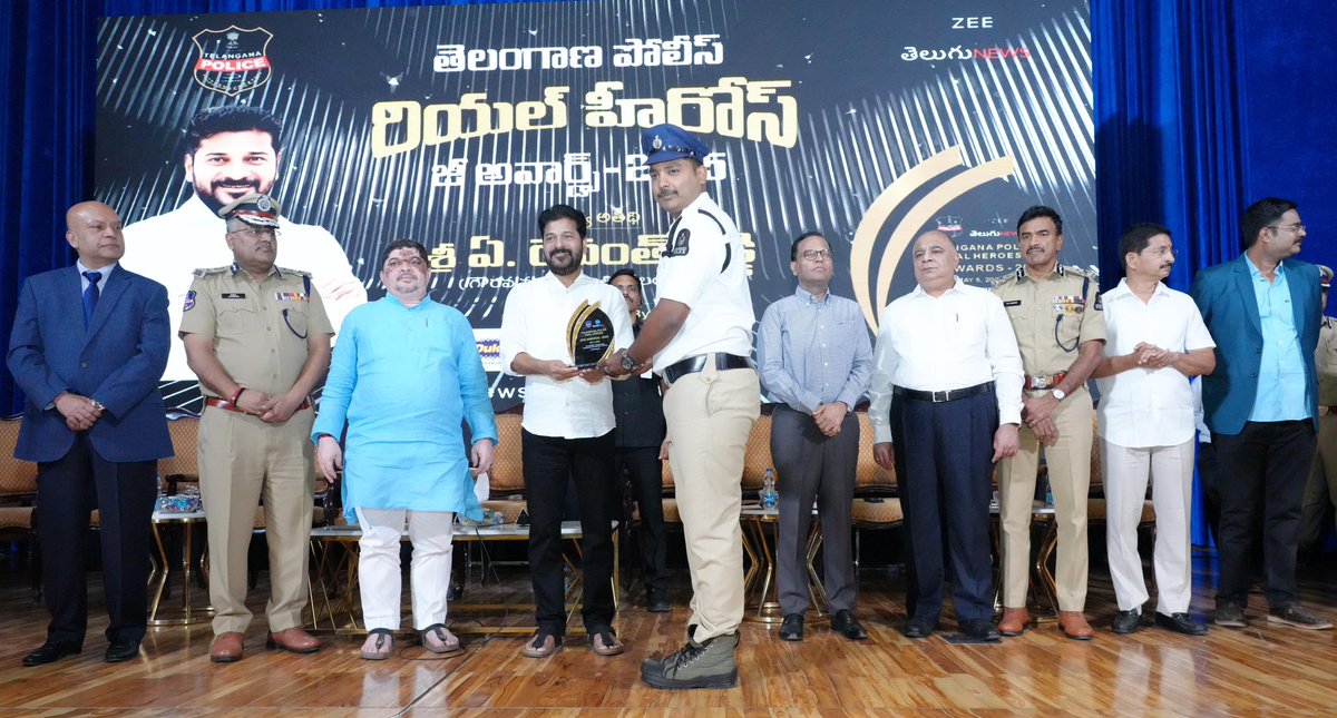 Ponnam_INC's tweet photo. కమాండ్ కంట్రోల్ సెంటర్ లో తెలంగాణ పోలీస్ రియల్ హీరోస్ జీ అవార్డ్స్-2025 కార్యక్రమం
ముఖ్య అతిథిగా ముఖ్యమంత్రి ఎ.రేవంత్ రెడ్డి గారితో కలిసి పాల్గొనడం జరిగింది! https://t.co/Wv0EfkGaC0