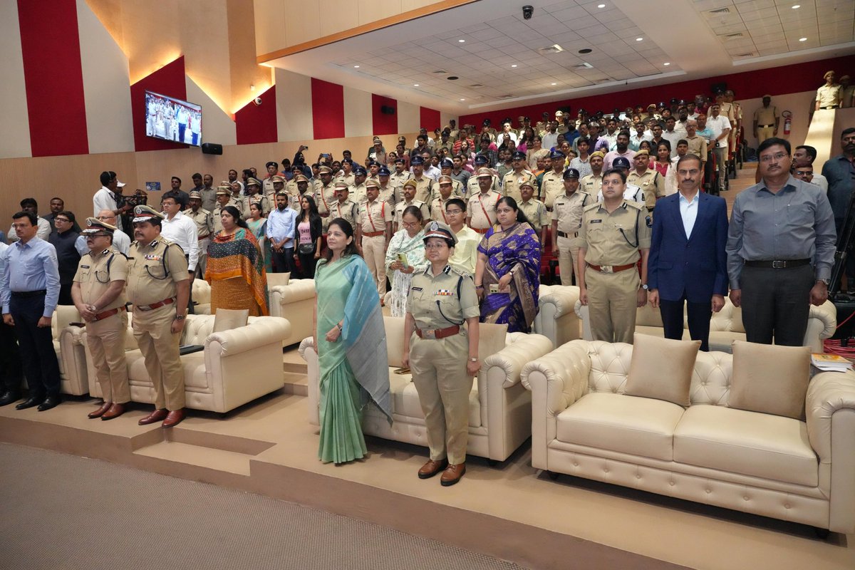 Ponnam_INC's tweet photo. కమాండ్ కంట్రోల్ సెంటర్ లో తెలంగాణ పోలీస్ రియల్ హీరోస్ జీ అవార్డ్స్-2025 కార్యక్రమం
ముఖ్య అతిథిగా ముఖ్యమంత్రి ఎ.రేవంత్ రెడ్డి గారితో కలిసి పాల్గొనడం జరిగింది! https://t.co/Wv0EfkGaC0