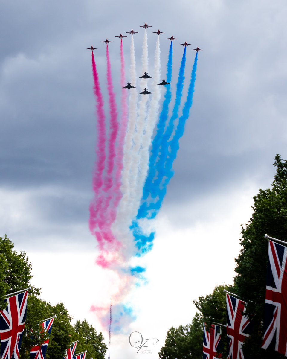 Owenfleming01's tweet photo. The Royal Air Force Aerobatic Team, The Red Arrows In Formation With 4 29 Squadron Typhoons Bringing The Colour To The Dark Skies Over London To Celebrate 80 Years Of VE Day ✈️🔴⚪️🔵
@rafredarrows | @royalairforceuk
#redarrows #theredarrows #veday80 #kingcharles #flypast https://t.co/Hc8pLeLxgk