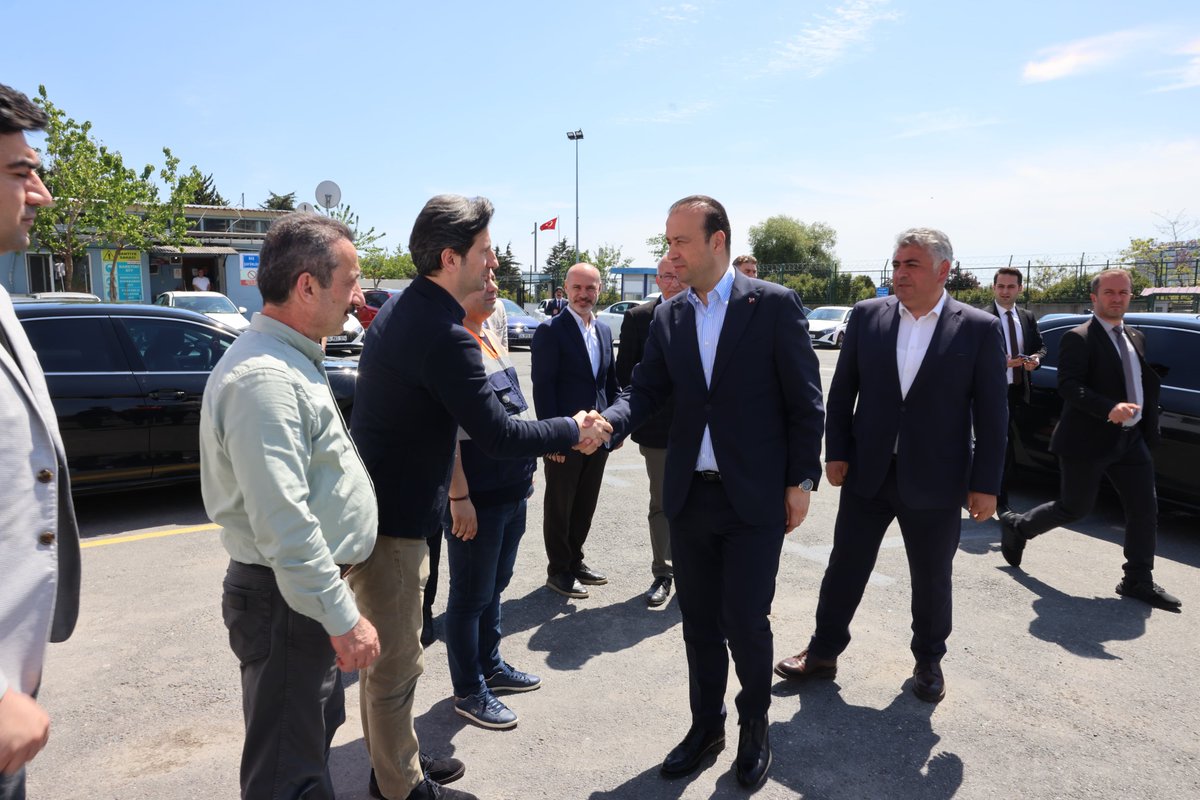 İstanbul’un ulaşım altyapısını güçlendiren, yolların bakım ve onarımında 7/24 sahada olan Yol Bakım ve Altyapı Koordinasyon Dairesi Başkanlığımızı ziyaret ettik.

Daire Başkanımız Ayhan Taş’tan İstanbul genelinde yürütülen asfalt, bakım ve cadde düzenleme çalışmalarına dair