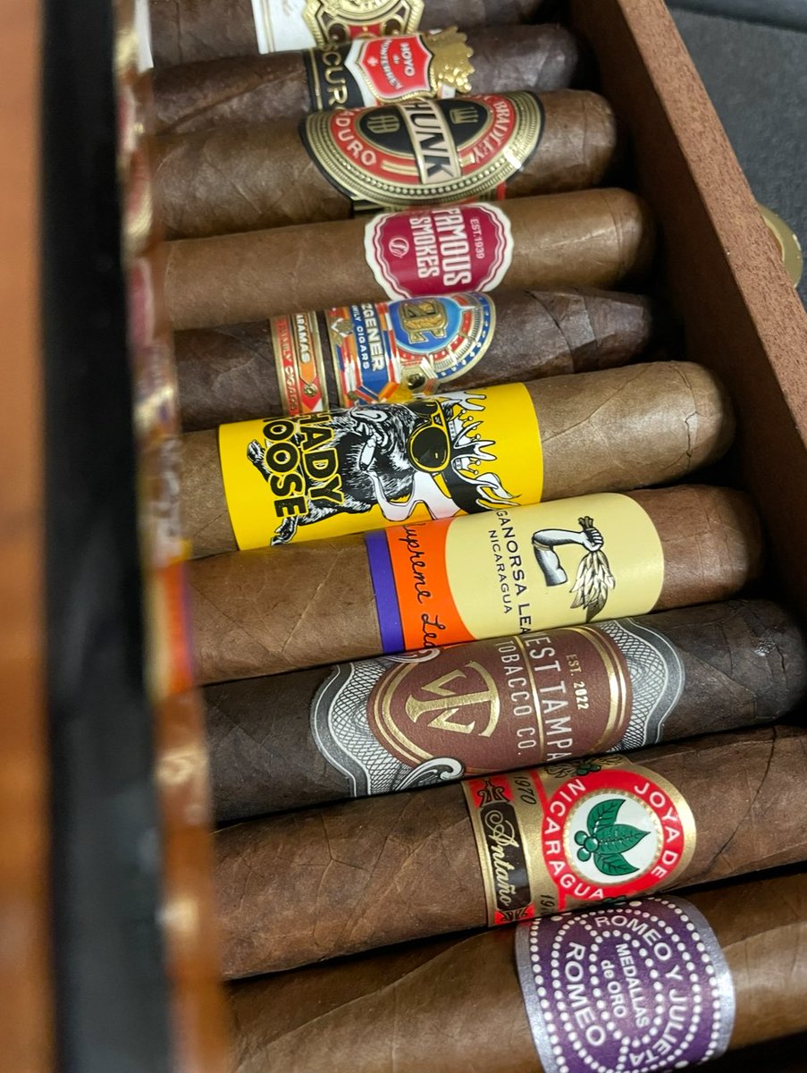 FamousSmokeShop's tweet photo. Is it Monday already 😭 we’re going to need a few cigars to get through this day 😂

#cigar #cigars https://t.co/gvXHYTbtcP