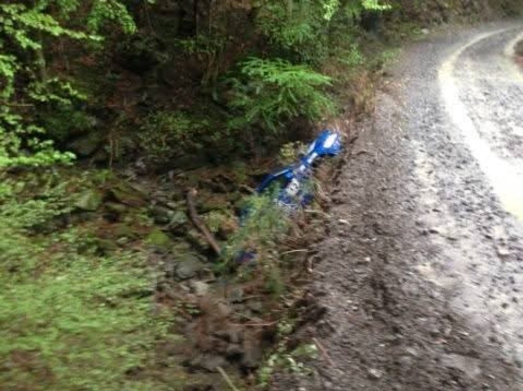 11年前の今日。
右コーナーの途中で左後輪が溝に落ちて上がって来ないままコーナー出口の岩に当たって跳ね返って川に落ちてリタイア。
これは衝撃が大きくて痛かった…
ペースノートに“橋”とか“caution”もなぜか入れてなくて改めてペースノートの精度をあげなければと勉強になったラリーでした