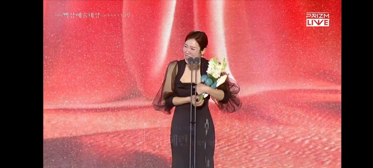 kdrama_menfess's tweet photo. Yeom Hyeran sudah 3 kali dapat Baeksang supporting actress •kdm• : 2021 The Uncanny Counter, 2024 Mask Girl, dan tahun ini jadi mamanya Aesoon. Keren bgt rajin dapat Baeksang 😭🫡 Congratss again, baewoonim 🫡 https://t.co/5FZor0C5BS