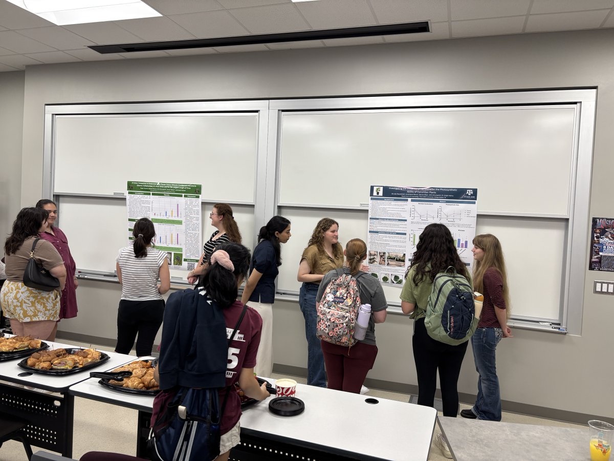 On Monday, May 28, ENTO 424 Insect Ecology Course students hosted a poster session to share the findings from their course research projects. It was open to the public and we had a great turnout of faculty, staff, and students who came to learn about the students’ research.