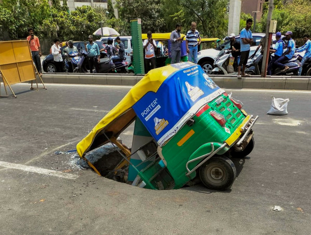 salmankhanAAP's tweet image. अहमदाबाद की चमकदार सड़कों के नीचे छुपी है भ्रष्टाचार की गहराई – क्या ये है 'विकास' का मॉडल?"
देखिए कैसे ऑटो समेत सड़क ही धँस गई।
सरकार बताएं –
कौन जिम्मेदार है इस जानलेवा लापरवाही के लिए?
'डबल इंजन सरकार' का यही असली ग्राउंड रियलिटी है।
#Gujarat #InfrastructureFail #Corruption