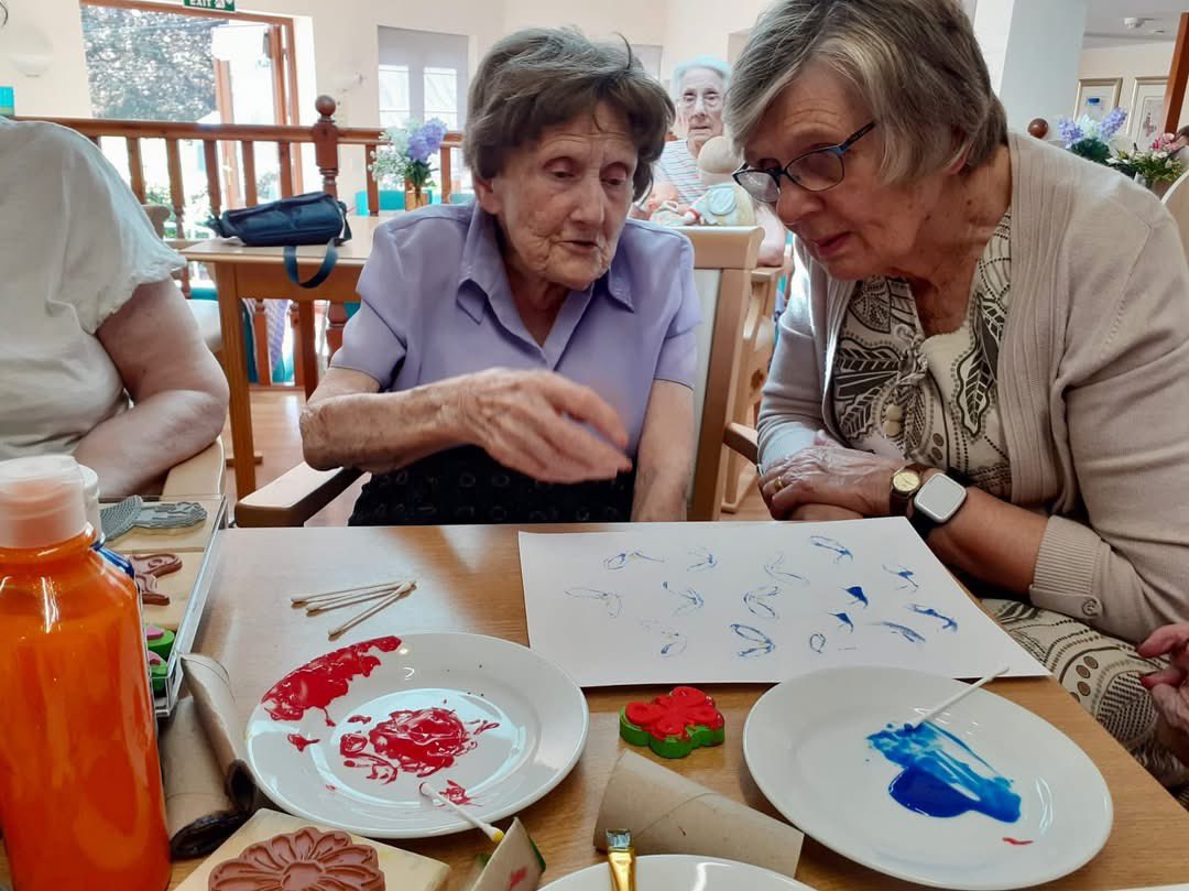 OrielCareHome's tweet photo. Last week, our residents gathered for a fun activity - Stamped #Art! 🎨🤩

The group got creative with colour and shapes, everyone creating unique designs. 🖼️

Engaging in art is not only enjoyable, but it also supports cognitive function and emotional wellbeing! 🧠

#carehome https://t.co/sqFgD6cyfl