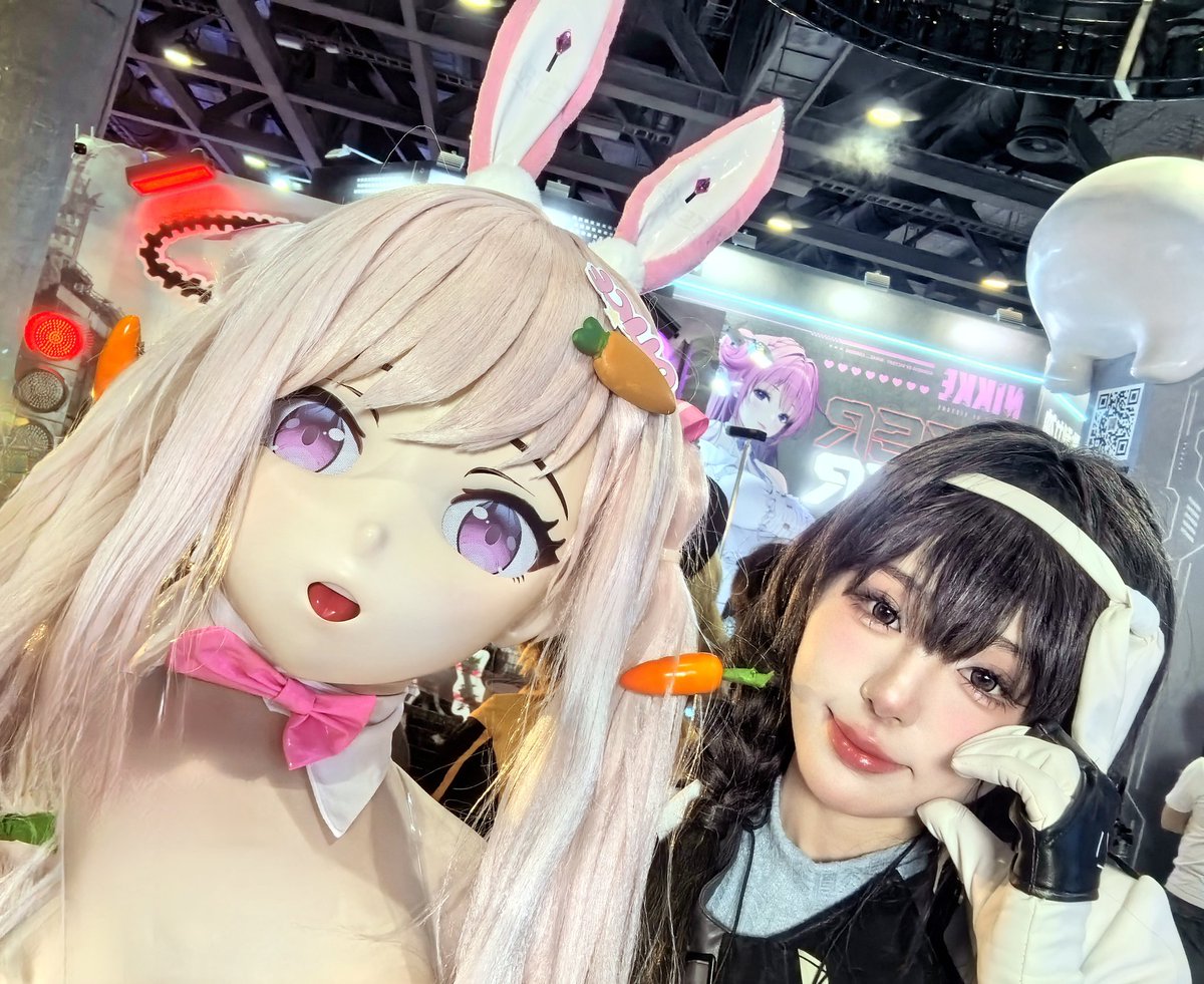 “兔子先生🐰你在哪哟？❤
粉兔兔爱丽丝在这里等着你呀🤗这里有好多好多妮姬呢😁海伦姐姐和梅里姐姐好温暖的说☀兔子先生快一起过来加入吧❤”
"Long time no see Mr.Rabbit😍We've arrived in Firefly comic Canaval 2025 in GuangChou!Let's ENJOY IT😁"
🎆
出镜🐰：我<a href="/dolmask/">郎妕（@Dolmask/CN:郎中）</a>
摄影📸：晨曦<a href="/chenxiyr/">晨曦</a>