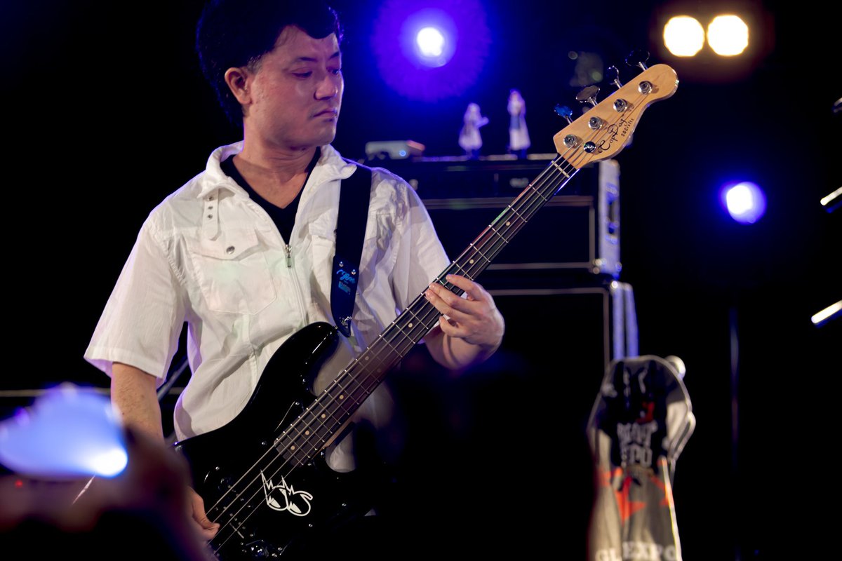 TKYKBLACKTOPDOG's tweet photo. 先日のライブの写真いただきました。
早い。
@Bambi_901 げんげんさん、いつもありがとうございます😊
たくさん写真あって、選べなかったけど、ペンライトとアンプの上のなにかと私。
#Gの集い #GLAyMLIN https://t.co/5GNUedLhWX