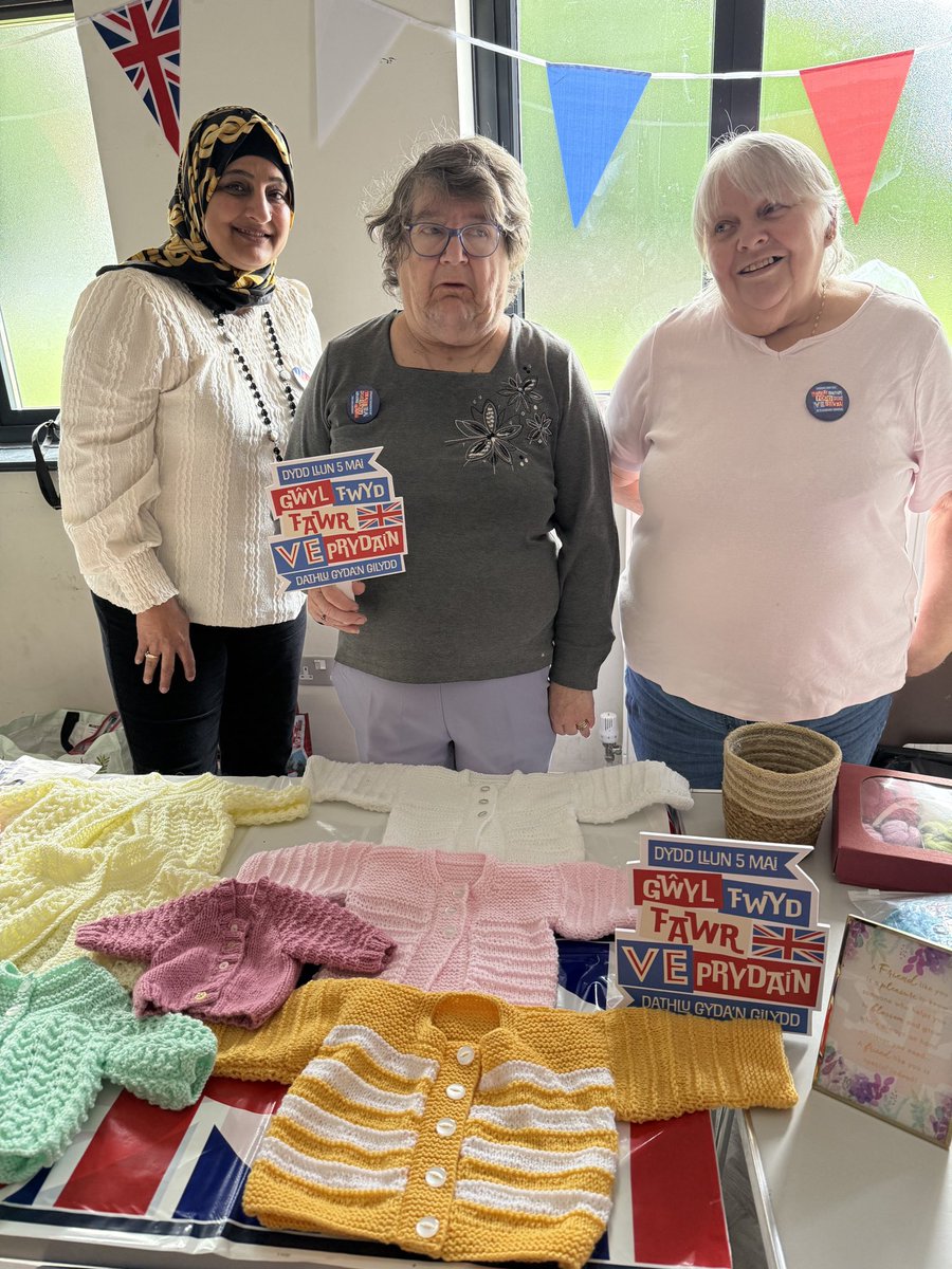 togethercoalit's tweet photo. A proud #VE80 celebration in Newport as 92-year-old Gerald Carter, Royal Welch Fusiliers veteran, joined Jane Hutt MS, Jess Morden MP &amp; Jane Bryant MS for a 1940s-themed community picnic at Pill Millennium Centre.

#VE80 #GreatBritishFoodFestival https://t.co/sxH6L0cc4W