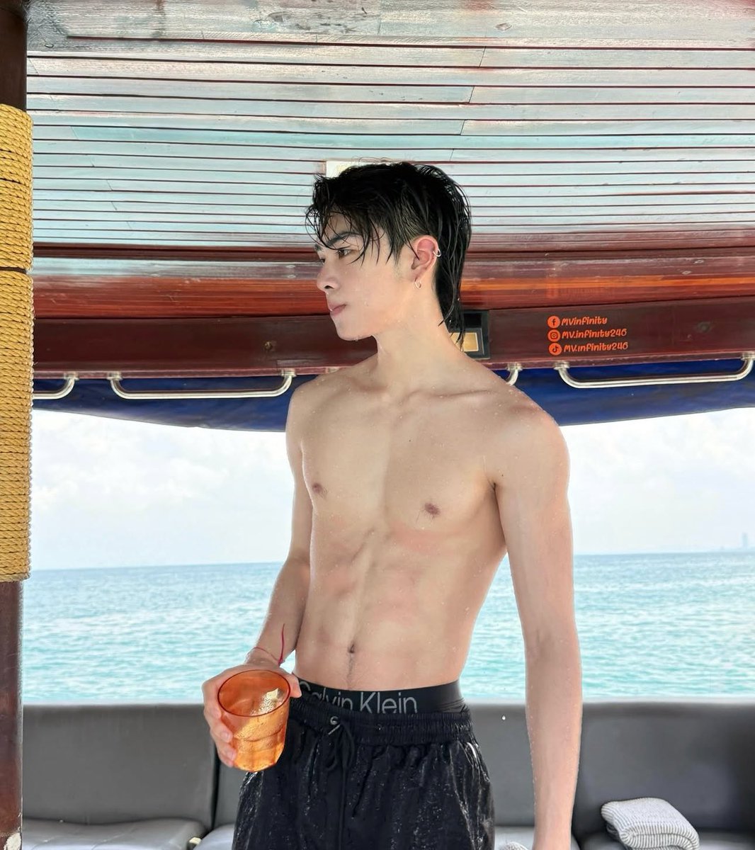 jjaammjpeg's tweet image. 🤍 : ของผมชอบเป็นเสื้อยืด เน้นเป็นสีดำ
🖤 : บางทีก็เน้นไม่ใส่เลย

อันนี้แซวหรือหึงค้าาาาาา🙂‍↕️🙂‍↕️

#CommaAndxPerthSanta
#PerthSanta #เพิร์ธแซนต้า 
#PerthTanapon #Santapp