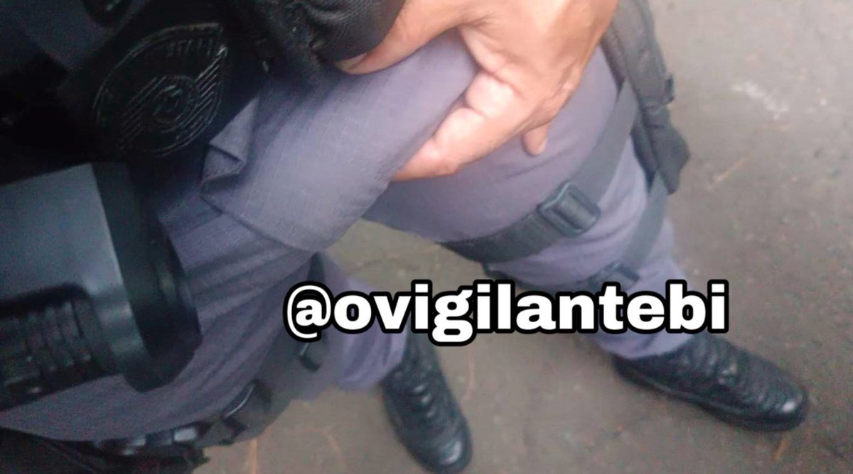 OVigilanteBi's tweet photo. No trabalho com tesão do caralho, doido pra gozar! Alguém querendo provar o cassetete do vigilante? 🔥 https://t.co/m8vn39DJ2S