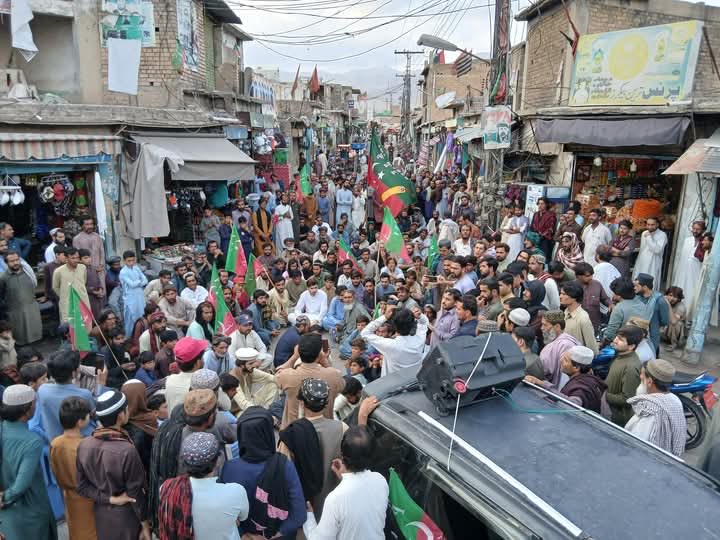 صدام ترین کا استقبال 
فسطائی جسے اٹھاتے ہیں عوام اسے سر آنکھوں پر بٹھاتی ہے