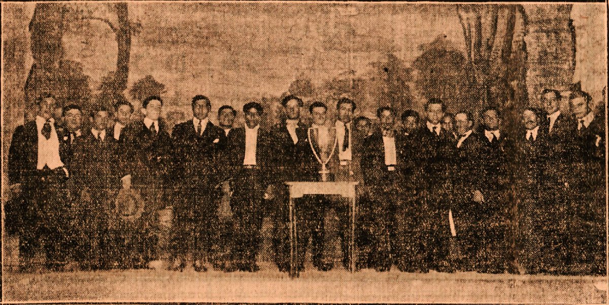 SM🇦🇹 Campeon de Honor 🏆año 1922: El director de la asistencia publica  Doctor Adolfo de la Vega, rodeado de jugadores y dirigentes del club San Martin, con motivo de la entrega de premios en el Majestic Palace.🙌