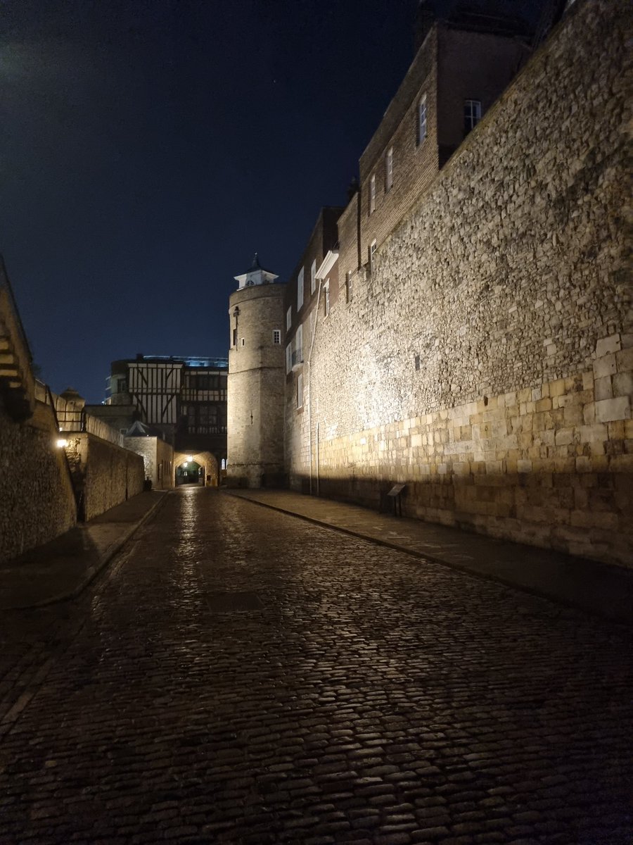 SammyJoAstro's tweet photo. Day 5 #histficmay my setting is the #toweroflondon in the 13th century. Nearly a 1000 years of history within its walls - if only they could tell their tales....#towerofvengeance pulls down walls and builds new ones to create the #medieval tower. #mysetting #historicalfiction https://t.co/xW8Cropao1