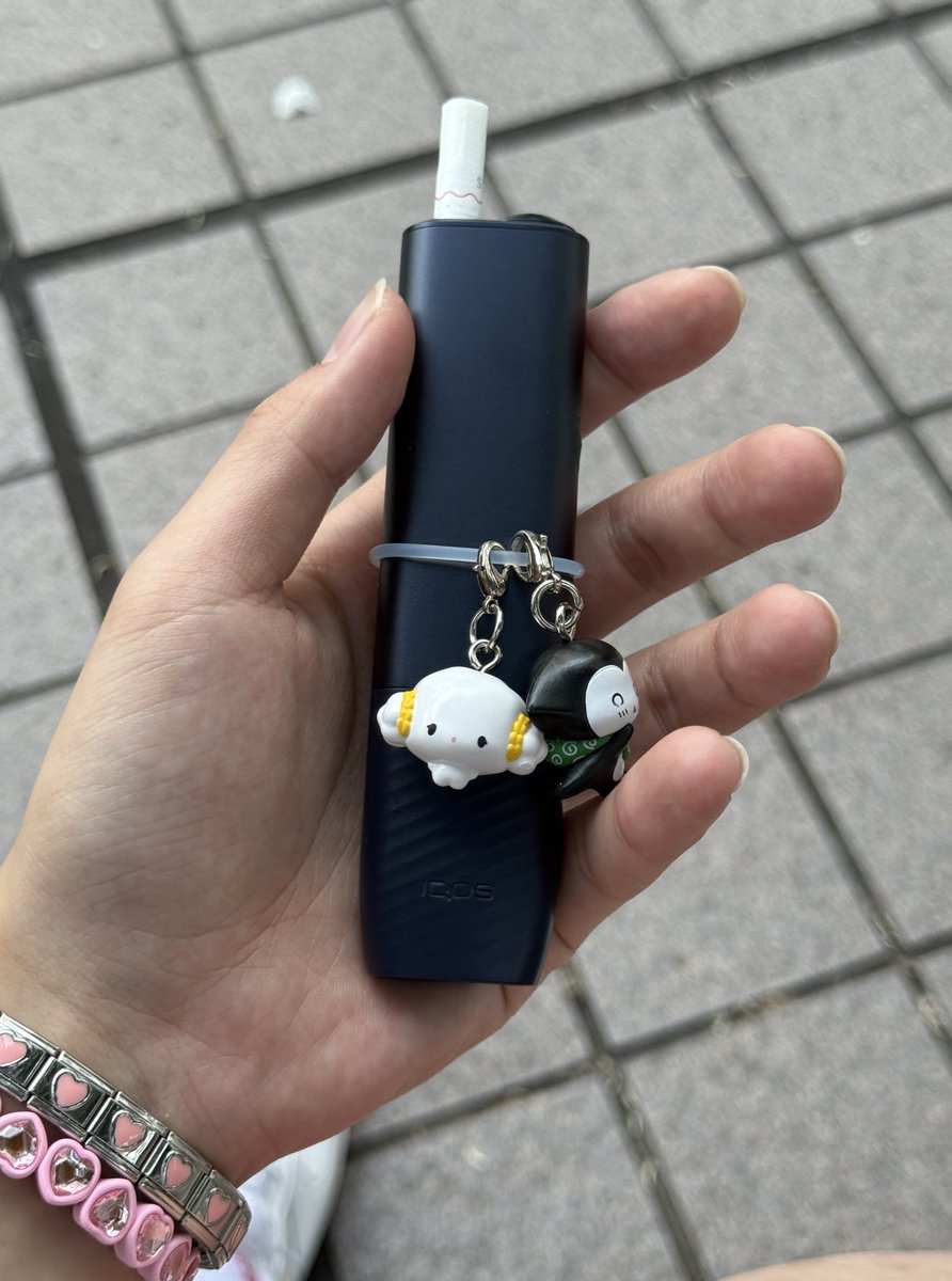 現代はめじるしアクセサリーに対して、めじるしアクセサリーをつけ