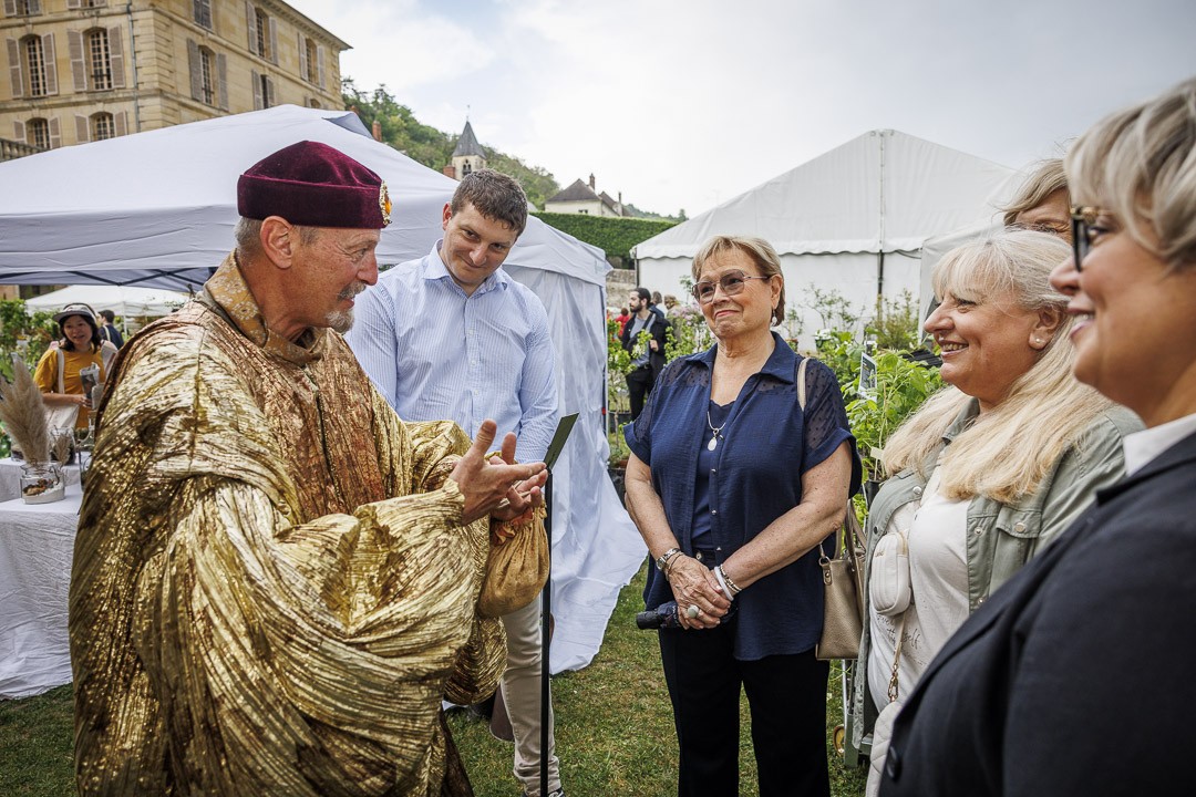 valdoise's tweet photo. 🌿 La traditionnelle #FêteDesPlantes s’est tenue le week-end dernier au Château de La Roche-Guyon ! 🪻  Dans ce cadre majestueux, passionnés de nature et curieux se sont retrouvés pour célébrer la biodiversité et le savoir-faire des horticulteurs et pépiniéristes.👩‍🌾➡️ À cette occasion, la Présidente du Département, @mc_cavecchi accompagnée des élues Aziza Philippon et Patricia José, est venue saluer l’engagement des producteurs et échanger avec les visiteurs.