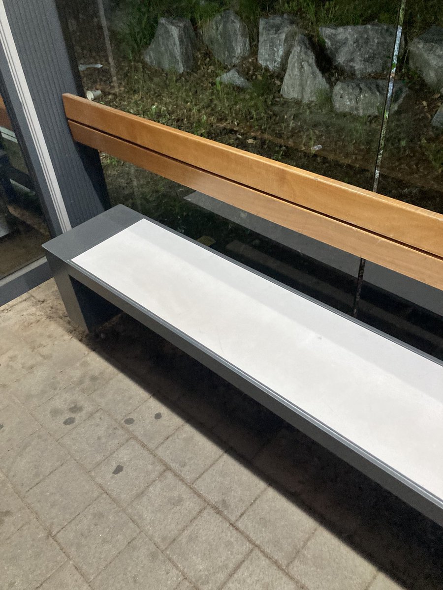 시골 버스정류장 벤치는 오늘 이시간에도 넘 따뜻함..**^^