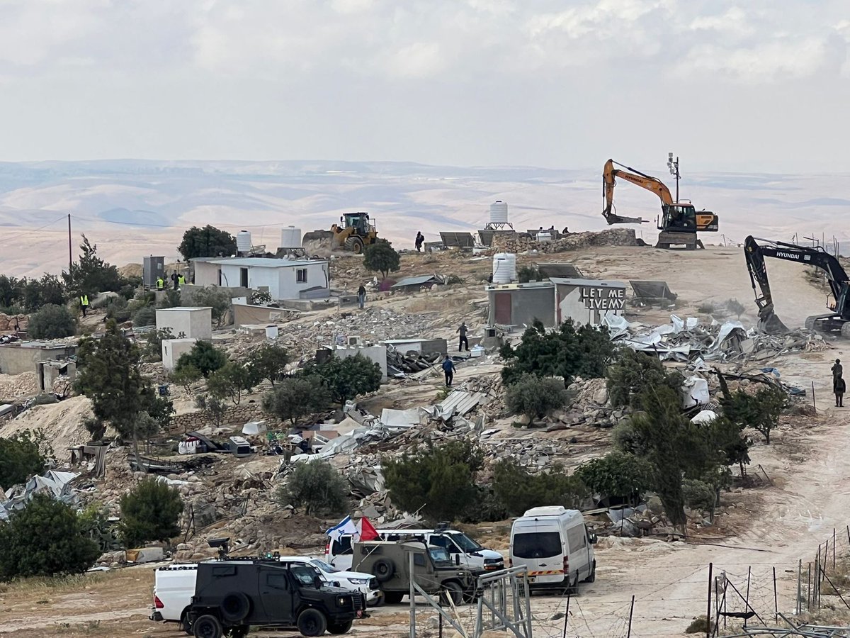 Israele ha demolito il piccolo villaggio di Khalet Dabaa a Masafer Yatta (Cisgiordania). Ha raso al suolo 9 case, 6 grotte, 10 cisterne d'acqua, 4 stalle, una cabina elettrica, l'impianto solare e il centro comunitario lasciando in piedi solo 3 strutture e la scuola.